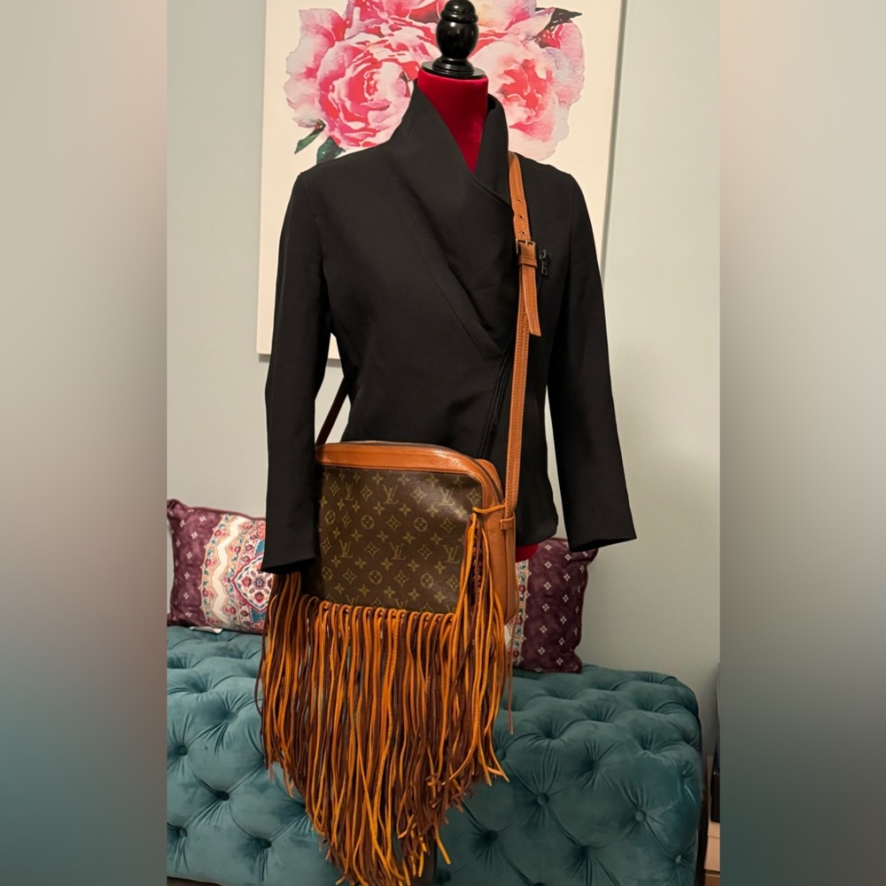 Elevate your style with Fringe and Louis. A messenger bag to last a lifetime.